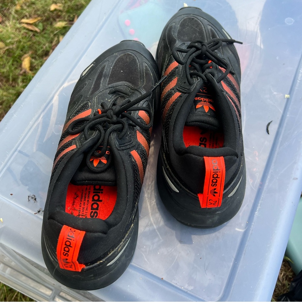 Addidas tennis shoes